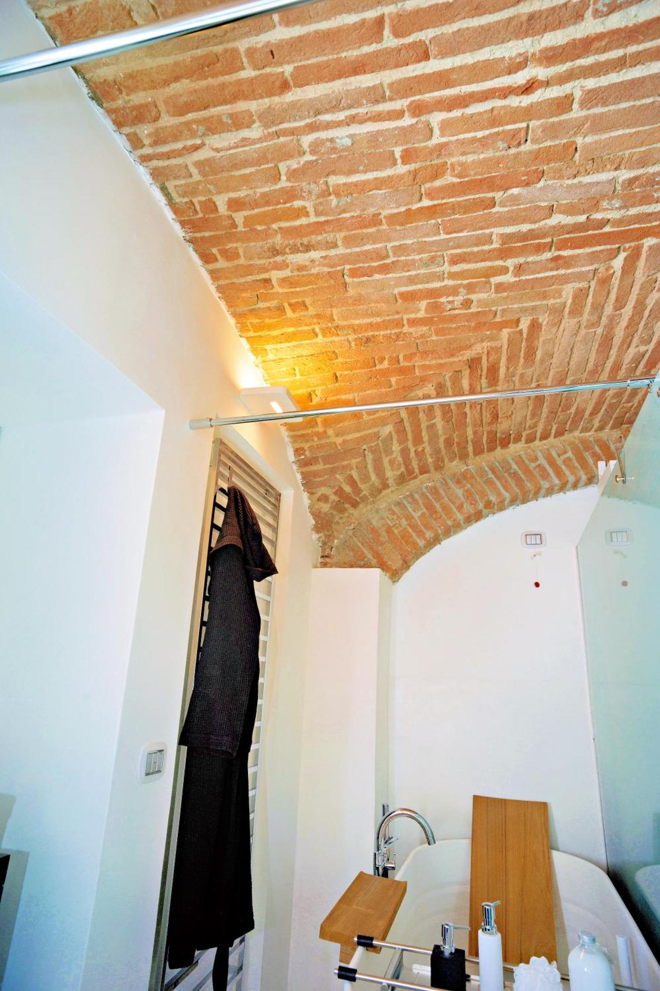 Elegant And Modern Loft In Medieval โบโลญญา ภายนอก รูปภาพ
