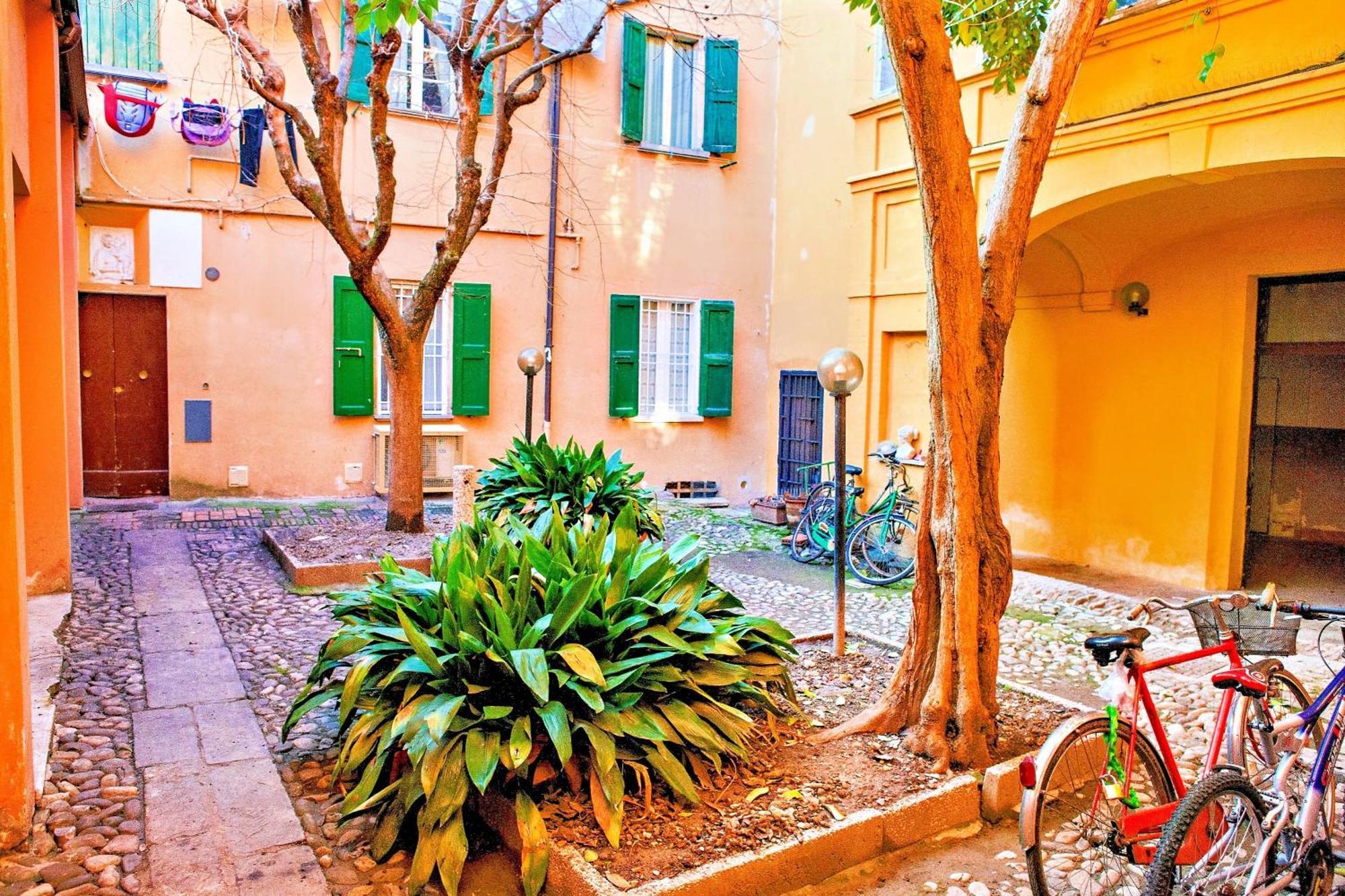 Elegant And Modern Loft In Medieval โบโลญญา ภายนอก รูปภาพ