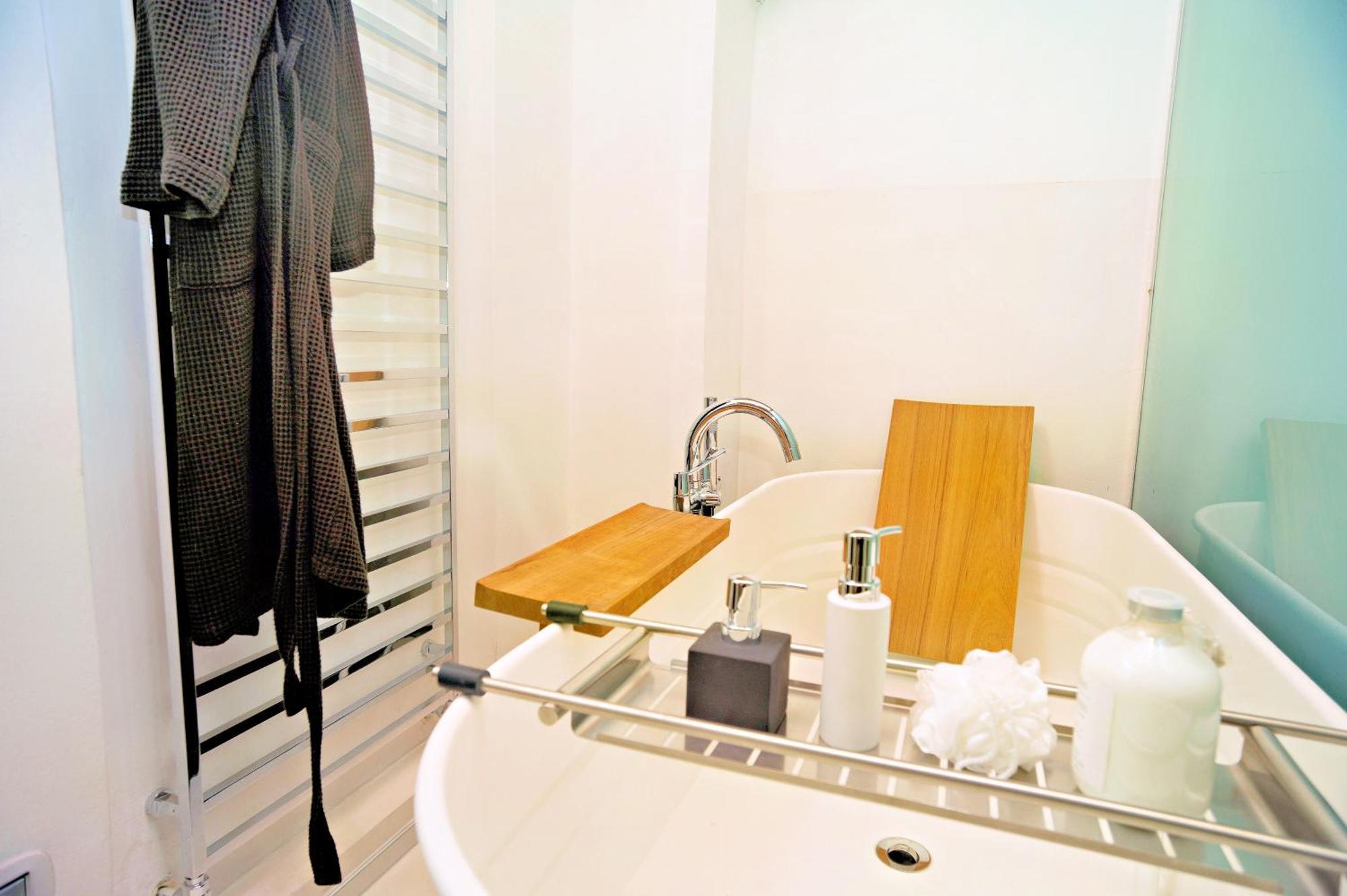 Elegant And Modern Loft In Medieval โบโลญญา ภายนอก รูปภาพ