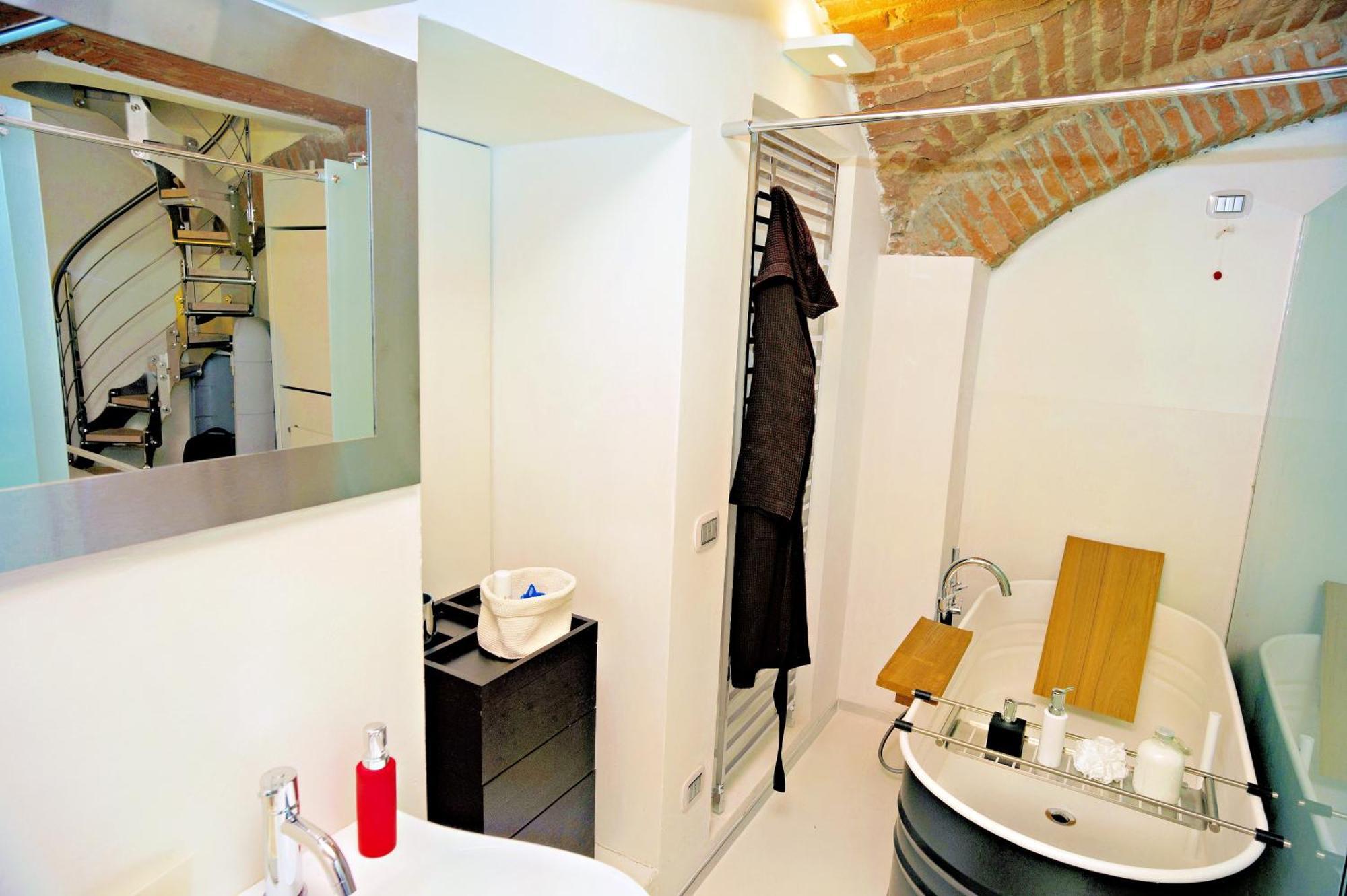 Elegant And Modern Loft In Medieval โบโลญญา ภายนอก รูปภาพ
