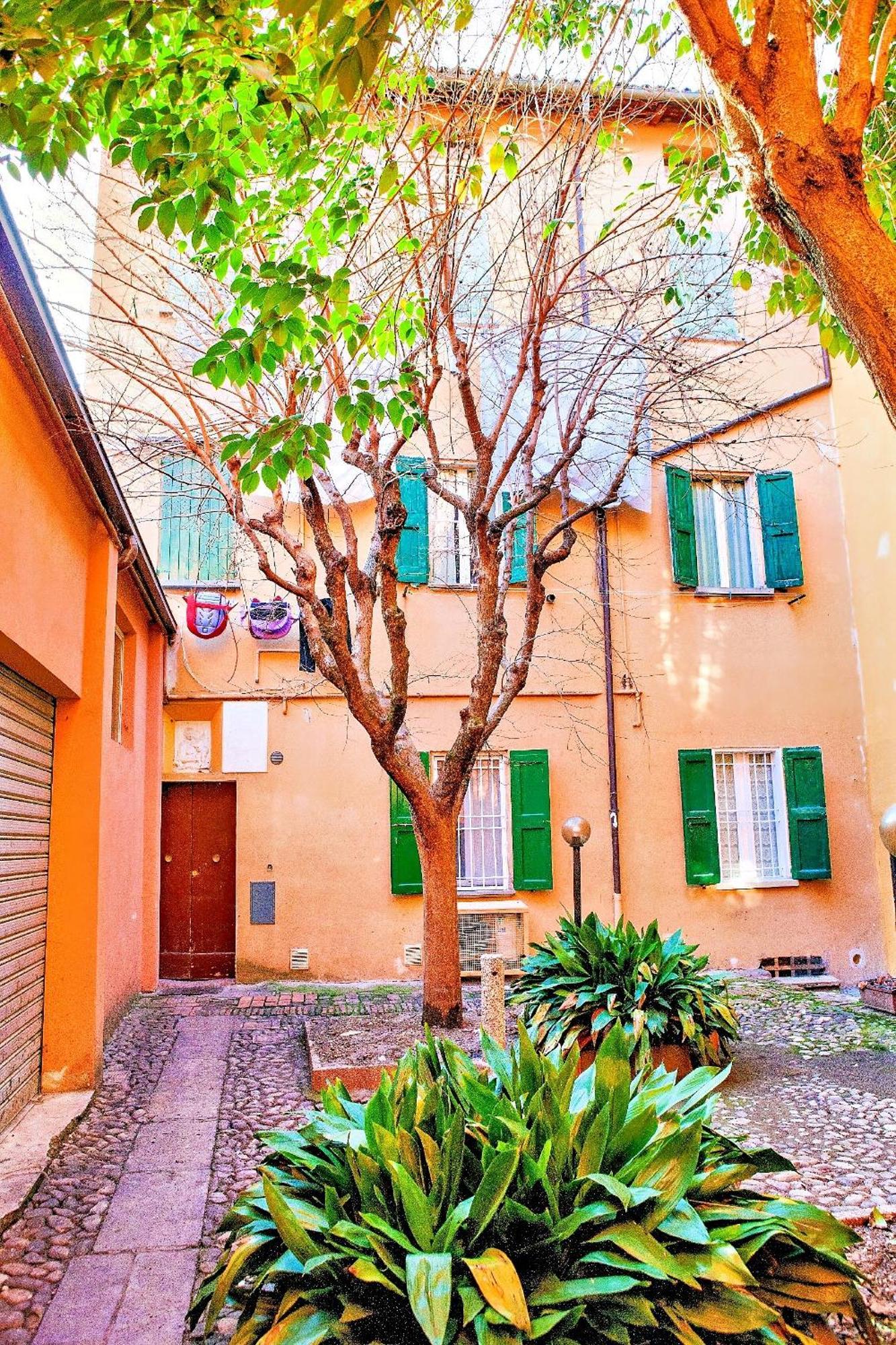 Elegant And Modern Loft In Medieval โบโลญญา ภายนอก รูปภาพ
