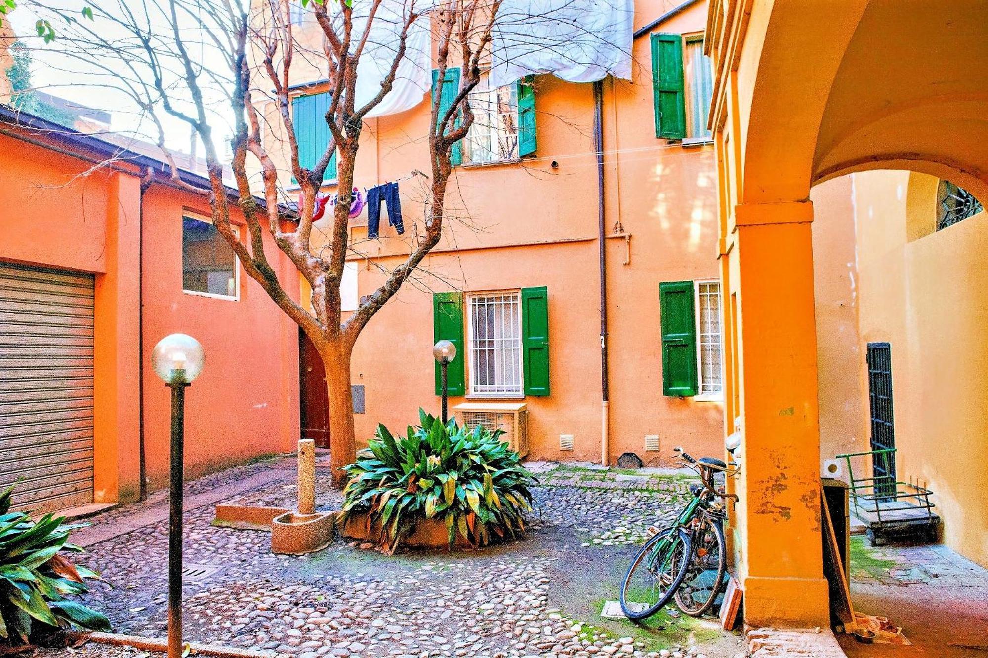 Elegant And Modern Loft In Medieval โบโลญญา ภายนอก รูปภาพ